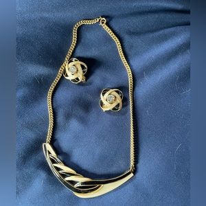 Vintage clip earrings TRIFARI in black enamel and matching necklace